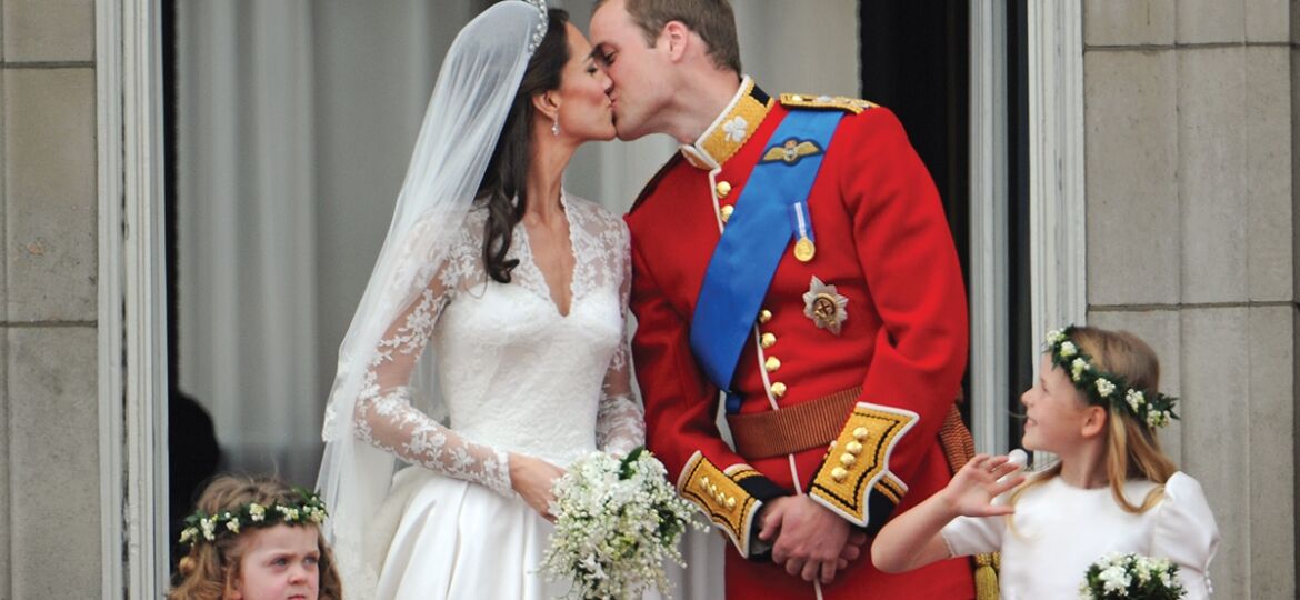 Prince William and Kate wedding kiss on balcony