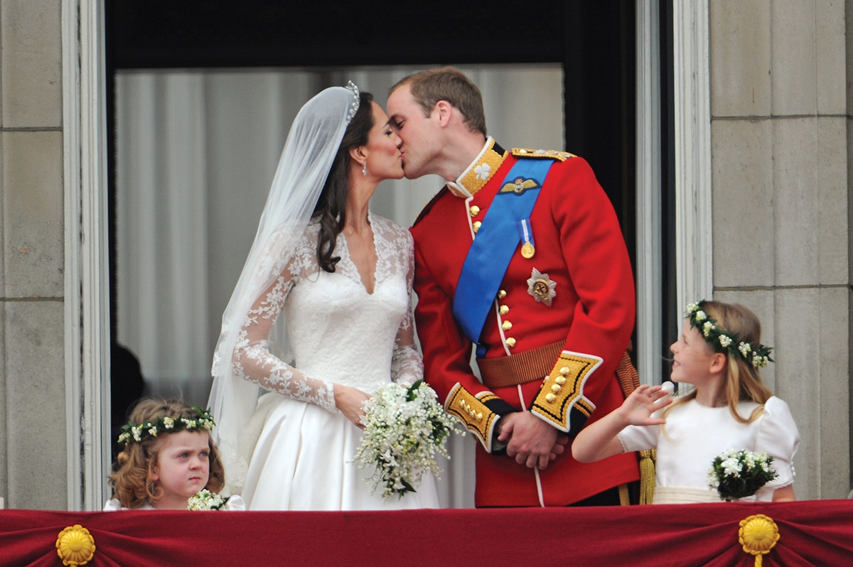 Prince William and Kate wedding kiss on balcony