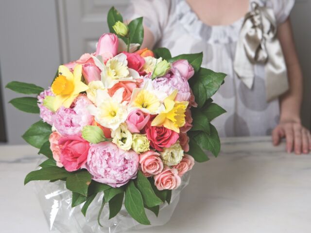how to make a hand-tied bouquet