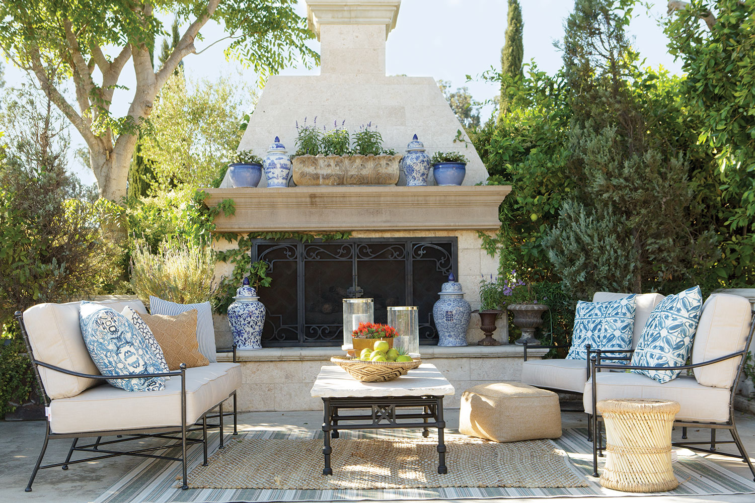 ennifer Amodei chose blue-and-white decor for the outdoor sitting area, which she filled with furniture from Sunset West and pieces from her collection of blue-and-white porcelain.