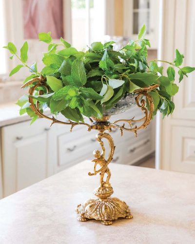 Photo for step 3: detail of mint leaves placed in floral arrangment