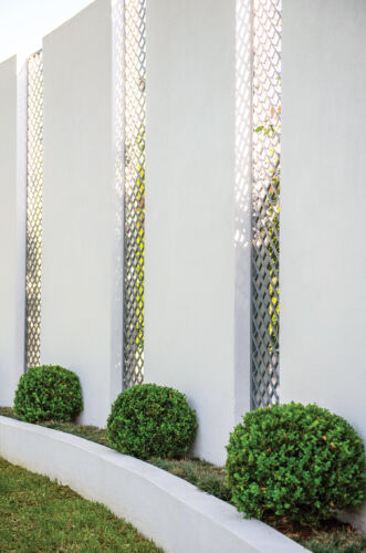 A graceful curved wall with metal trellis inserts