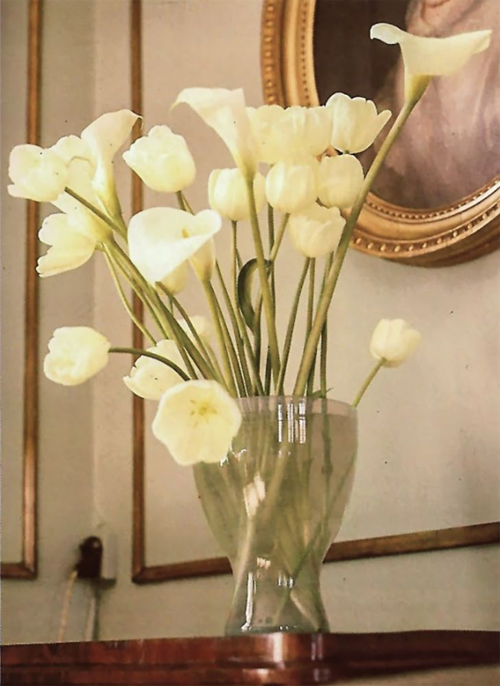 White lilies and tulips in a vase.