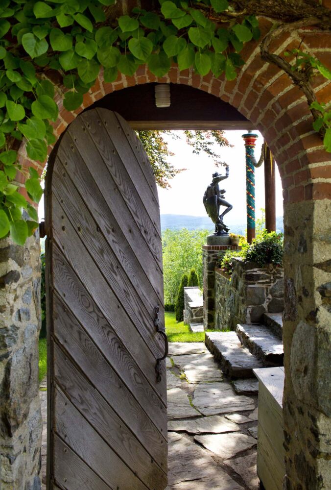 Service court gate opening into the landing at the steps to the Afternoon Garden. Frederick MacMonnie’s sculpture “Young Faun with Heron” stands a the corner beside a Venetian gondola pole.