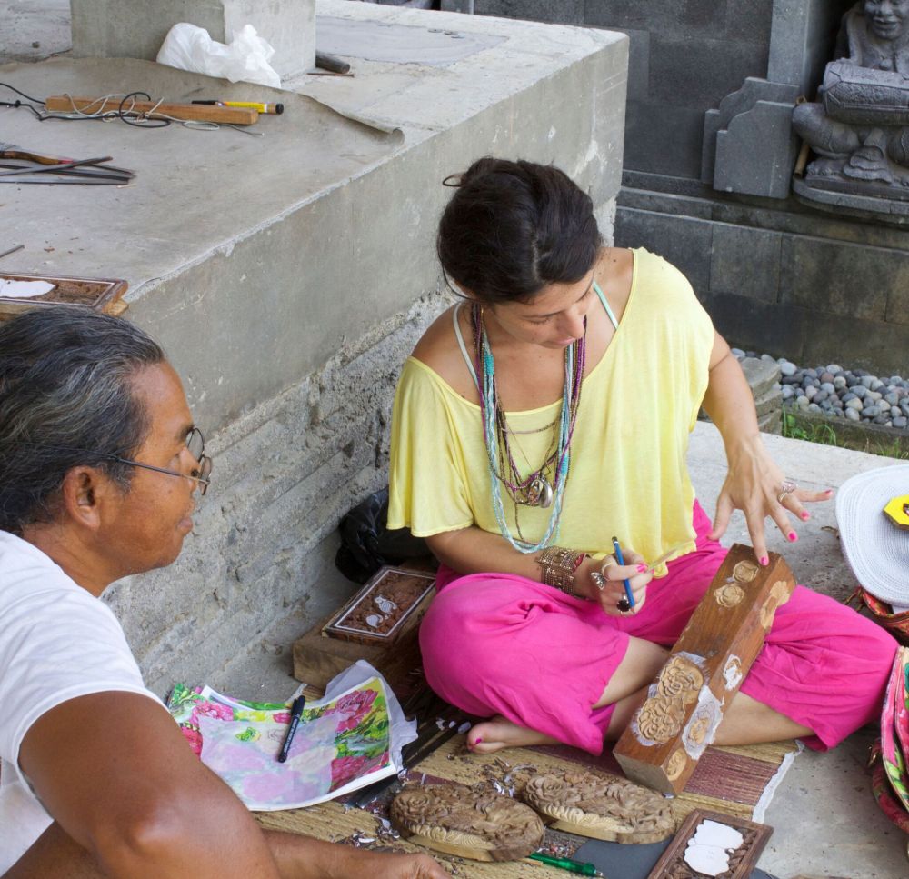 Mehera explains a design to an artisan.