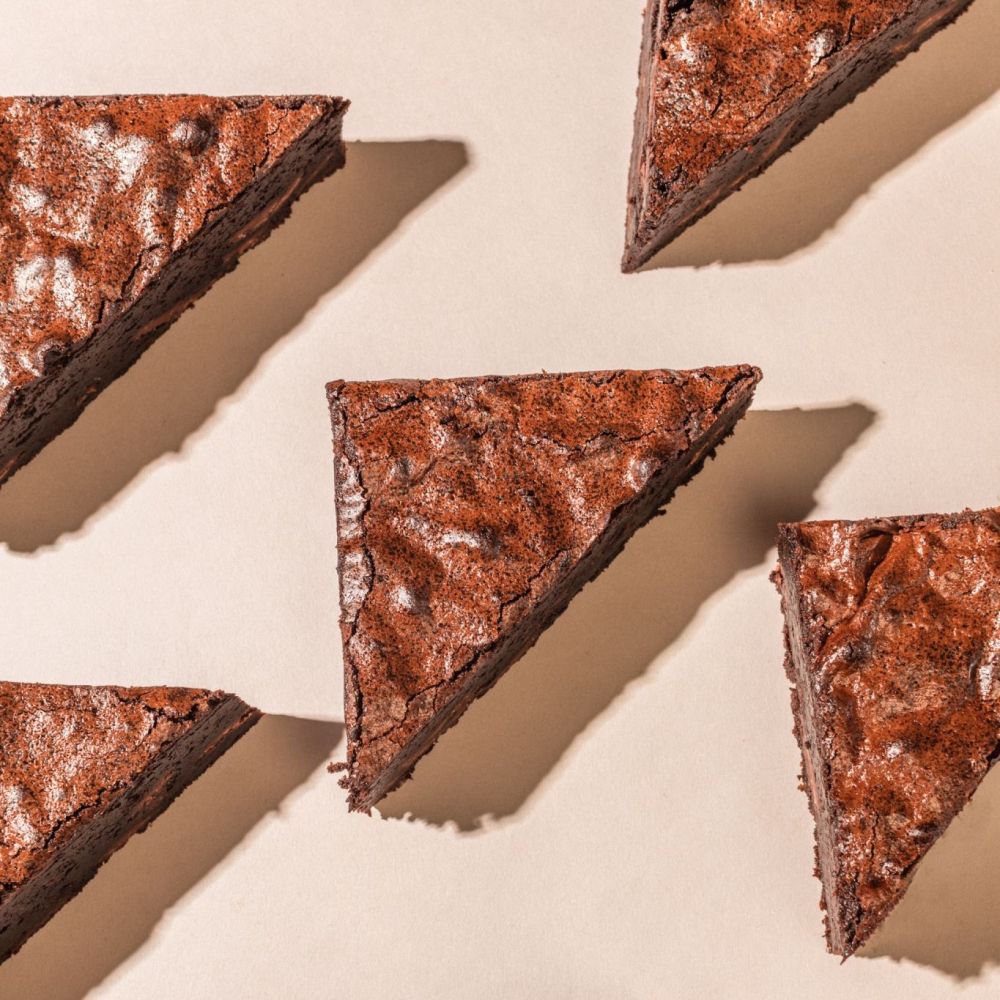 Sucre brownies cut into triangles.
