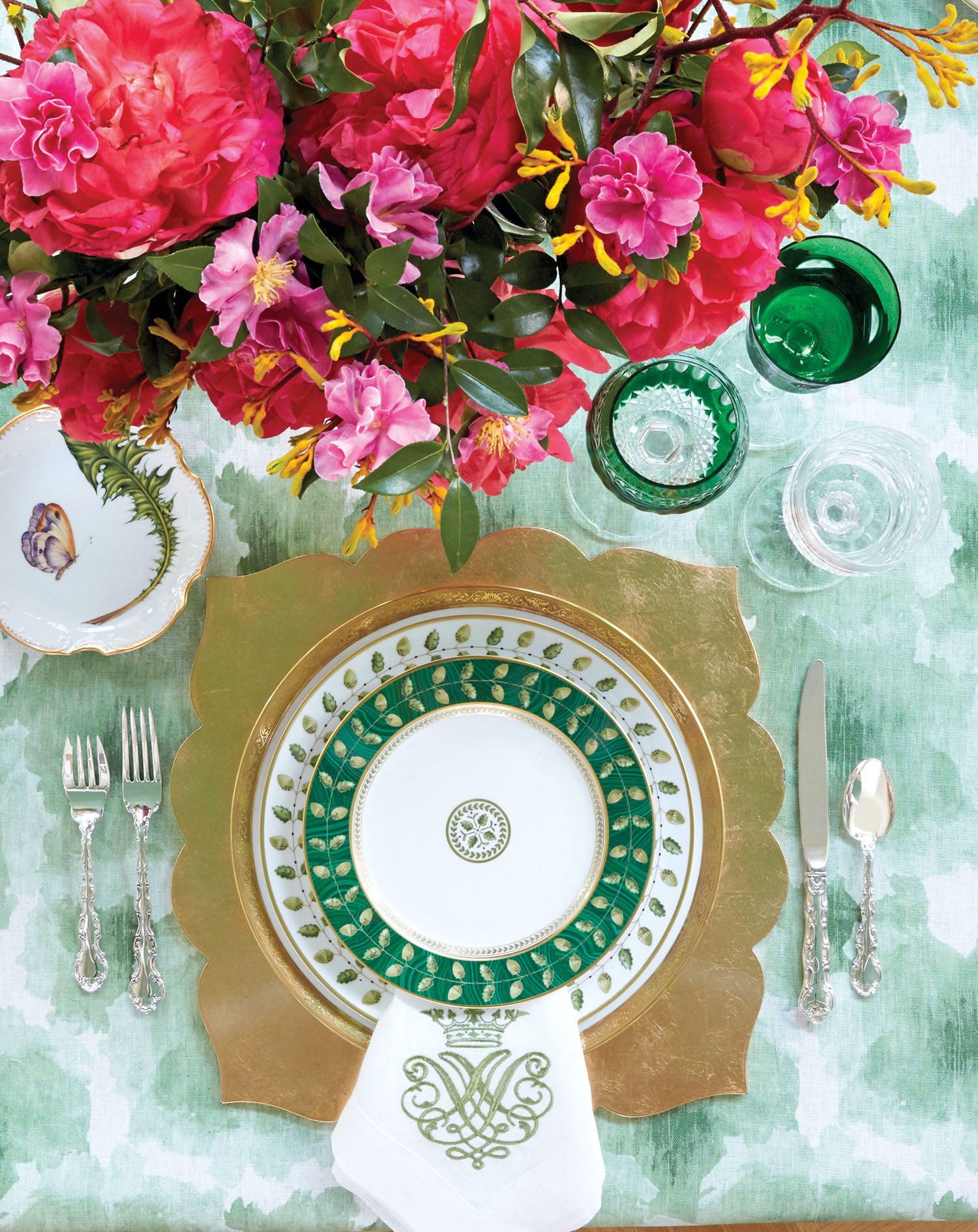 Table setting with crisp greens and bright pops of pink to usher in a new season.